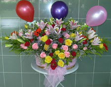 Ankara Ayval� Mahallesi �i�ek g�nderme sitemiz g�venlidir  sepet i�erisinde yayvan �i�ekler ve balon