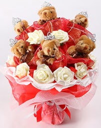 11 adet yapay g�l 11 adet pelu� ay�c�ktan buket