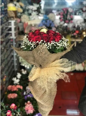 12 adet k�rm�z� 1 adet beyaz g�l buketi  Ankara Atapark Mahallesi anneler g�n� �i�ek yolla 